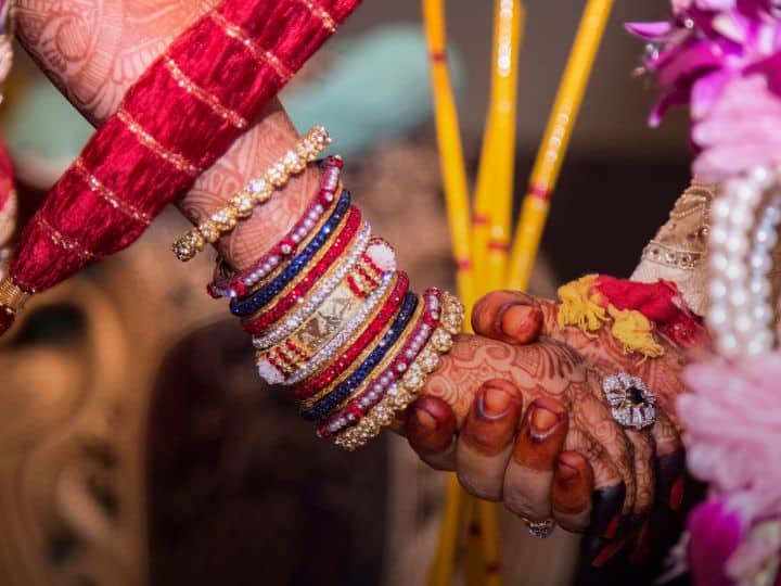 hathras bride kicked agnikund after three fere and refuse to marry groom UP News: तीन फेरे लेने के बाद दुल्हन ने अग्निकुंड को मारी लात, दुल्हे के सामने शादी से किया इनकार