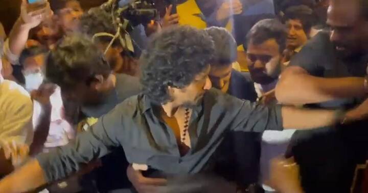 சென்னை குரோம்பேட்டையில் உள்ள வெற்றி திரையரங்கில் லோகேஷ் கனகராஜ் வருகை தந்தார்.