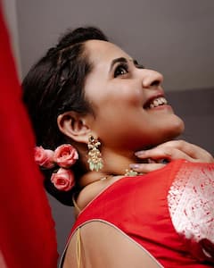 దసరా స్పెషల్ పట్టుచీరలో మెరిసిన అందాల అనసూయ