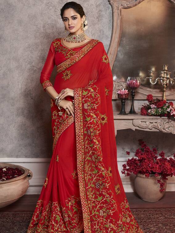 नवरात्रि में स्टाइल करें ये ट्रेंडी रेड कलर की साड़ियां