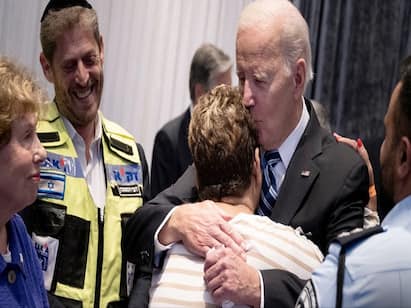 Israeli Woman Tricked Hamas With Coffee Cookies US president Biden Applauds Her சாக்லெட், பிஸ்கட்களை கொடுத்து ஹமாஸ் அமைப்பினரை ஏமாற்றிய மூதாட்டி.. பணயக்கைதி ஹீரோவானது எப்படி?