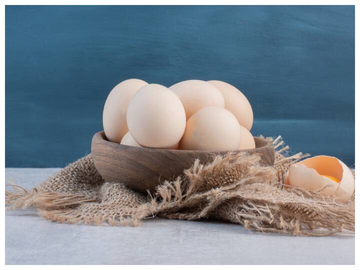 मछली के अंडे (Fish eggs) - इनमें ओमेगा 3 फैटी एसिड, विटामिन D और प्रोटीन भरपूर मात्रा में पाया जाता है,जो हड्डियों को मजबूत बनाने में मदद करते हैं.