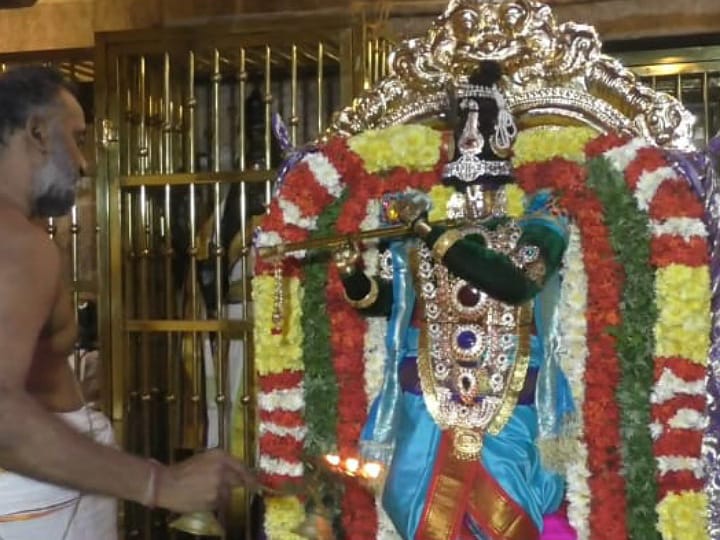 நவராத்திரி : ஸ்ரீ அபய பிரதான ரங்கநாதசுவாமி ஆலயத்தில், சுவாமி வேலு கோபாலகிருஷ்ணன் அலங்காரத்தில் காட்சி.