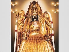 புன்னைநல்லூர் மாரியம்மனுக்கு பக்தர்கள் வழங்கிய பட்டுப்புடவைகள் தஞ்சை பெரிய கோயிலில் ஏலம்