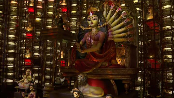 উত্তর কলকাতার কলেজ স্কোয়ারের পুজোয় এবার মহীশূরের প্যালেসের আদলে তৈরি হয়েছে মণ্ডপ, প্রতিবছরের মতো এবছরও নজর কাড়ছে আলোকসজ্জা ও দেবীপ্রতিমা।