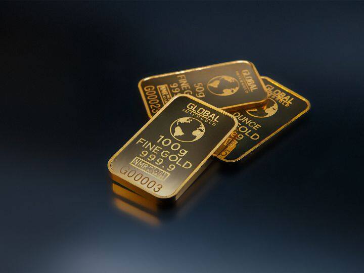 फिजिकल गोल्ड में आप 24, 22 और 18 कैरेट के सोने खरीद सकते हैं. इसके लिए आपको बाजार में तय कीमत और मिनिमम क्वांटिटी के हिसाब से निवेश करना पड़ता है.