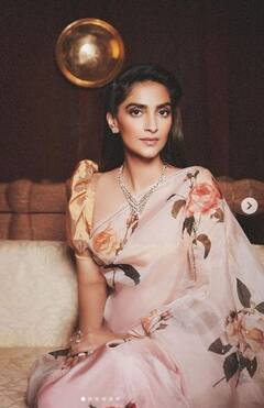 Sonam Kapoor: ਸੋਨਮ ਕਪੂਰ ਨੇ ਫਲੋਰਲ ਪ੍ਰਿੰਟਿਡ ਸਾੜ੍ਹੀ 'ਚ ਦਿੱਤੇ ਕਿਲਰ ਪੋਜ਼, ਦੇਖੋ ਤਿਉਹਾਰੀ ਸੀਜ਼ਨ ਲੁੱਕ