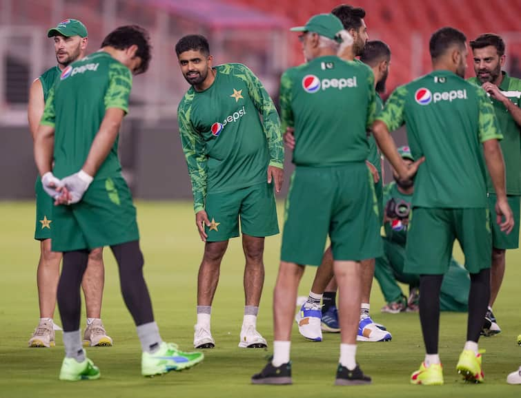 ODI World Cup 2023 Pakistani players are suffering from fever and injury before PAK vs AUS match in Bengaluru Fakhar and Salman PAK vs AUS: पाकिस्तानी टीम की चिंता बुखार और चोट ने बढ़ाई, ऑस्ट्रेलिया के खिलाफ क्या हो पाएगा प्लेइंग 11 का जुगाड़?