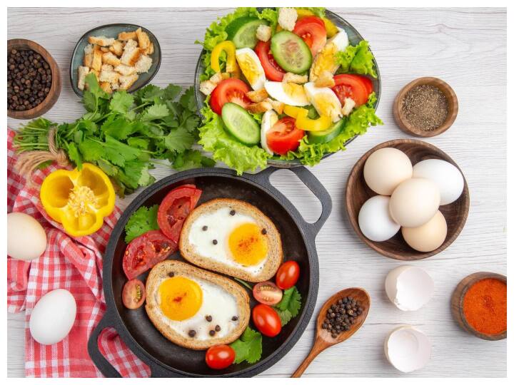 शुतुरमुर्ग का अंडा (Ostrich Egg)- शुतुरमुर्ग के एक अंडे में लगभग 20 चिकन के अंडों के बराबर पोषक तत्व होते हैं.इनमें प्रोटीन और विटामिन B12 की मात्रा बहुत अधिक होती है.शुतुरमुर्ग के अंडों में आयरन, सेलेनियम, फास्फोरस जैसे महत्वपूर्ण खनिज पाए जाते हैं. इसके अंडे सबसे ज्यादा फायदेमंद होते हैं.