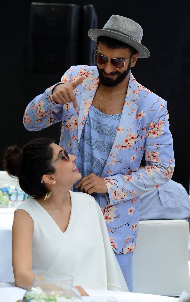 अनुष्का शर्मा के पास जाकर रणवीर सिंह उनसे पूछते हैं कि सफलता की परिभाषा क्या होता है. लेकिन तभी अनुष्का एक्टर पर भड़क उठती हैं और कहती हैं कि रणवीर सिंह तुम होस्ट नहीं हो..”