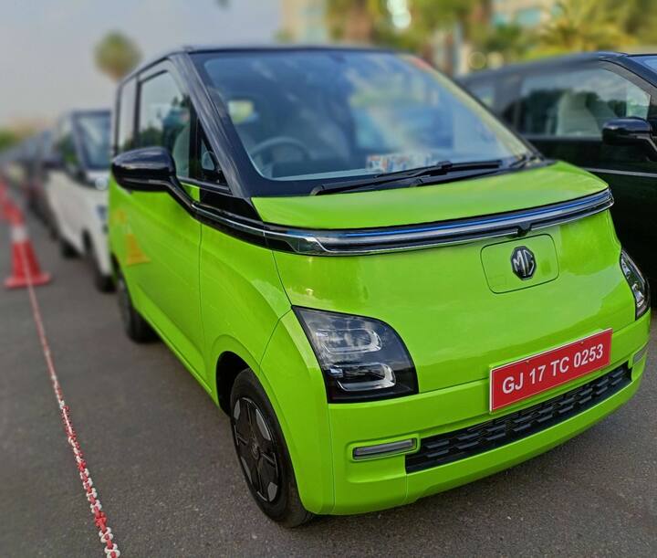 इस लिस्ट में पांचवी इलेक्ट्रिक कार एमजी कॉमेट है. ये एक हैचबैक है, जिसकी सिंगल चार्ज पर ड्राइविंग रेंज 130 किलोमीटर तक की है. इसे घर लाने के लिए आपको 7.98 लाख रुपए एक्स-शोरूम तक खर्च करने होंगे.