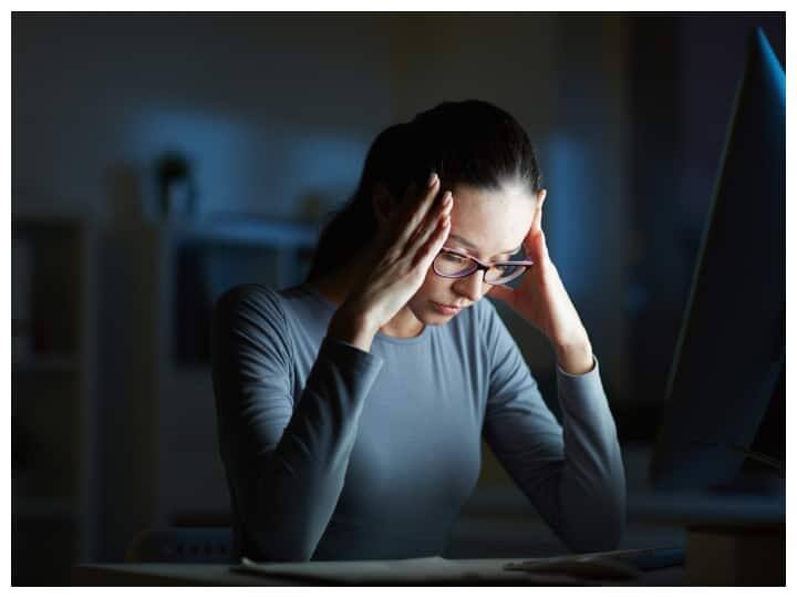 સેરોટોનિન એક હોર્મોન છે જે આપણા મૂડને નિયંત્રિત કરે છે અને ઊંઘમાં મદદ કરે છે. ટ્રિપ્ટોફન નામનું એમિનો એસિડ ધરાવતો ખોરાક સેરોટોનિન વધારે છે. સેરોટોનિનની ઉણપ મૂડ સ્વિંગ, ચિંતા અને ડિપ્રેશનનું કારણ બની શકે છે.