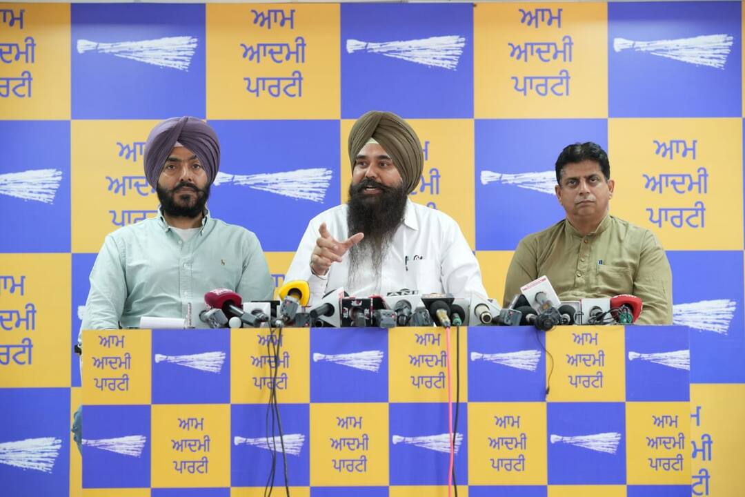 ਪੰਜਾਬੀ ਅਰਦਾਸ ਕਰਕੇ ਹੀ ਸ਼ੁਰੂ ਕਰਦੇ ਪਰ ਅਕਾਲੀ ਦਲ ਨੂੰ ਲੱਗਦਾ ਹੈ ਜਿਵੇਂ ਦਰਬਾਰ ਸਾਹਿਬ 'ਤੇ ਸਿਰਫ ਉਨਾਂ ਦਾ ਹੱਕ-ਕੰਗ Akali Dal feels that Darbar Sahib is their only right says malwinder kang ਪੰਜਾਬੀ ਅਰਦਾਸ ਕਰਕੇ ਹੀ ਸ਼ੁਰੂ ਕਰਦੇ ਪਰ ਅਕਾਲੀ ਦਲ ਨੂੰ ਲੱਗਦਾ ਹੈ ਜਿਵੇਂ ਦਰਬਾਰ ਸਾਹਿਬ 'ਤੇ ਸਿਰਫ ਉਨਾਂ ਦਾ ਹੱਕ-ਕੰਗ