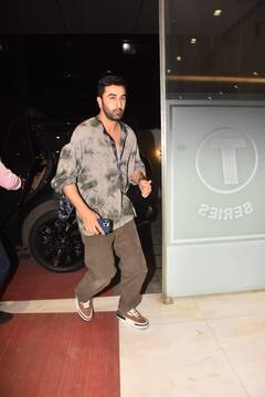 रणबीरऑफ-ड्युटी लूकमध्ये स्पॉटेड!