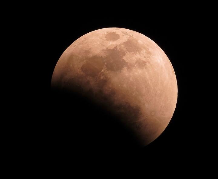 2023 मध्ये होणारे हे शेवटचे चंद्रग्रहण भारतात पाहता येणार आहे.(Photo Credit :Pixabay)