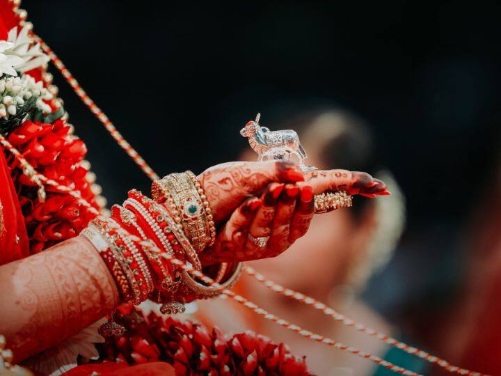 भारतीय सनातन परंपरा में जब भी कभी कोई शादी होती है, उसमें दूल्हा और दुल्हन अग्नि को साक्षी मानकर सात फेरे लेते हैं तभी शादी संपन्न मानी जाती है. लेकिन भारत में ही एक जगह ऐसी है जहां शादियां पानी को साक्षी मानकर पूरी होती हैं.