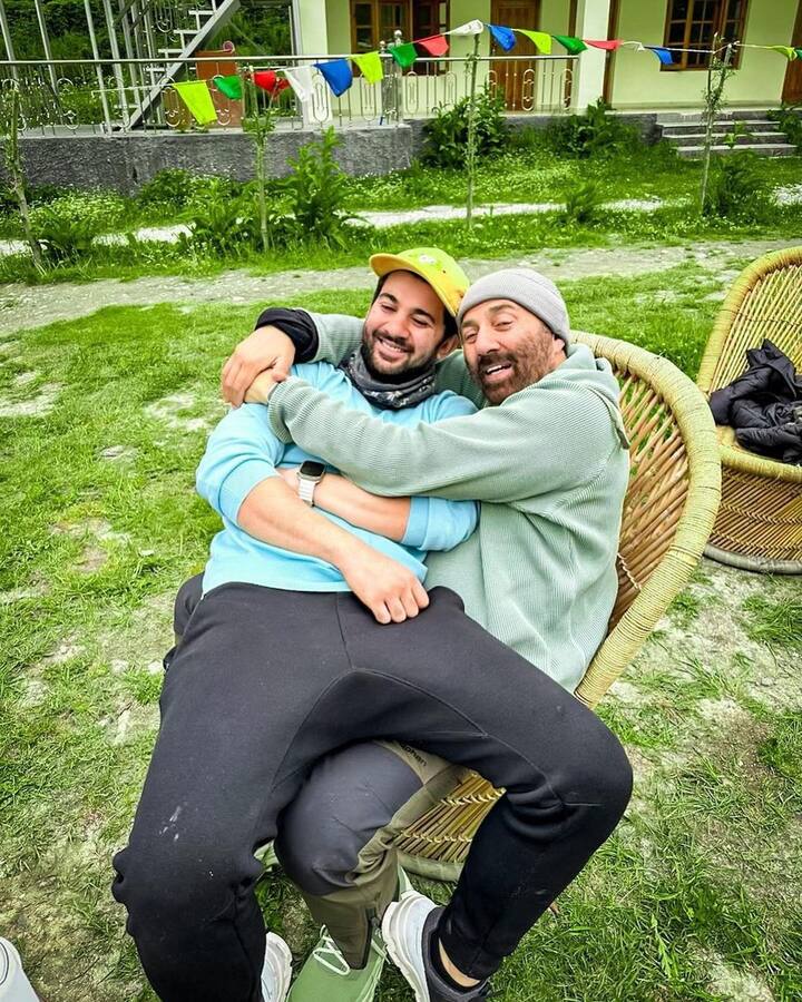 करण ने कुछ अनसीन पिक्चर्स शेयर करते हुए लिखा, 'हैप्पी बर्थडे डैड!!! ♥️ आपका टेलेंट और प्यार मुझे हर दिन प्रेरित करता है. ये साल और भी ज्यादा सफलता और खुशियों से भरा हो.