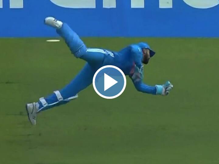 IND vs BAN ODI World Cup 2023 KL Rahul Flying Catch to Dismiss Mehidy Hasan - Watch Video Watch: कैच के लिए केएल राहुल ने भर ली उड़ान, फील्ड में कर दिखाया नायाब कारनामा
