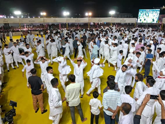 Navratri 2023: પોરબંદરમાં મહેર યુવાનોએ મણિયારો રાસ રમી સૌને કર્યા મંત્રમુગ્ધ, જુઓ ખાસ તસવીરો