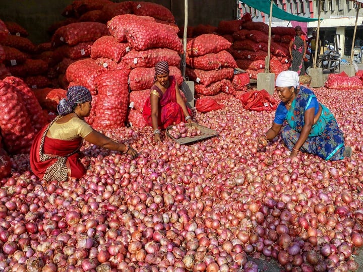 Onion Prices are surging high due to low supply from Maharashtra and Karnataka jumped almost 50 percent Onion Prices: टमाटर के बाद अब प्याज के बढ़ते दामों ने रुलाया, करीब 50 फीसदी बढ़ चुके हैं रेट