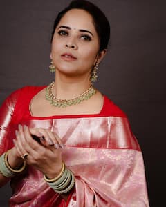 దసరా స్పెషల్ పట్టుచీరలో మెరిసిన అందాల అనసూయ