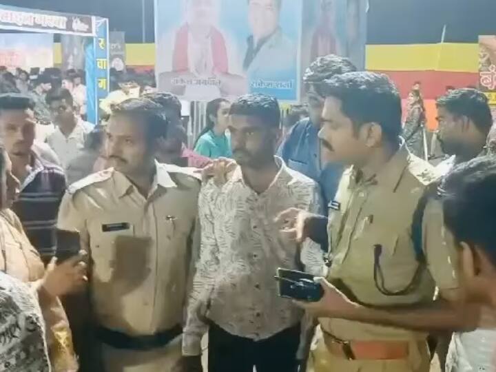 Navratri 2023 Non Hindu man reaches Garba Pandal in Ujjain Organizers complained to MP police ANN Ujjain News: उज्जैन के गरबा पांडाल में चेतावनी के बावजूद पहुंचा गैर हिंदू युवक, आयोजकों ने किया पुलिस के हवाले