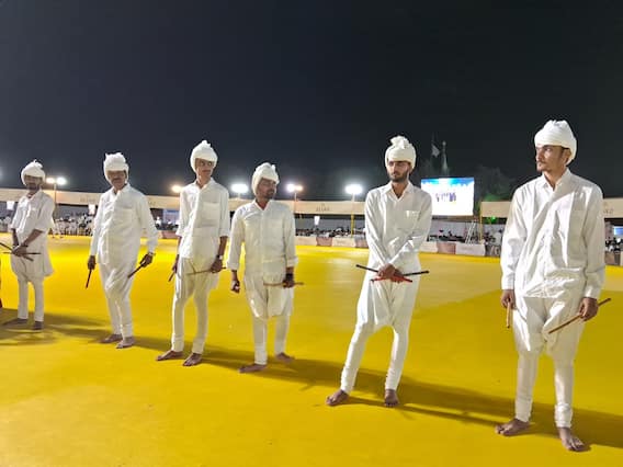 Navratri 2023: પોરબંદરમાં મહેર યુવાનોએ મણિયારો રાસ રમી સૌને કર્યા મંત્રમુગ્ધ, જુઓ ખાસ તસવીરો