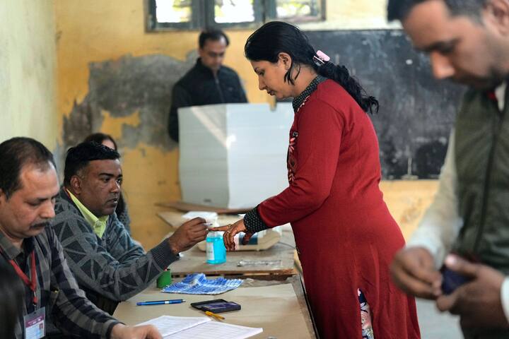 चुनावों में हर जिले में कई पोलिंग बूथ होते हैं, जिनमें ईवीएम मशीनों के जरिए वोटिंग कराई जाती है.