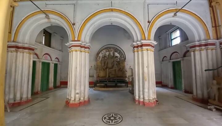 পরিবারের সদস্য হিমাদ্রিশঙ্কর দে জানান, একসময় ঠাকুরদালানে রেড়ির তেলে ঝাড়বাতি জ্বলে উঠতো। দুর্গাপুজো উপলক্ষে আলোয় ঝলমল করে উঠত গোটা জমিদার বাড়ি। ঠাকুরদালানের প্রবেশ পথে ছিল বিশাল ঘণ্টা। সেইসব চুরি হয়ে গিয়েছে।