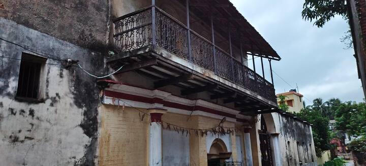 এখানে দেবী দুর্গা মহাদেবের বাম উরুতে অধিষ্ঠাত্রী। দেবী এখানে দশভুজা নন, দ্বিভুজা। লক্ষ্ণী, সরস্বতী, গণেশ, কার্তিক-সকলেই রয়েছেন। গণেশ, কার্তিকের বাহন থাকলেও এখানে লক্ষ্মী, সরস্বতীর বাহন নেই।