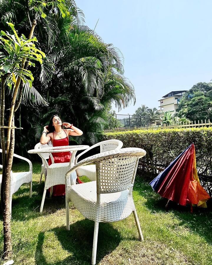 యూట్యూబ్ లో షార్ట్ ఫిలిం చేసి కెరీర్ స్టార్ట్ చేసిన సిరి హన్మంత్ బిగ్ బాస్ లో పాల్గొనడం ద్వారా సూపర్ ఫేమ్ తెచ్చుకుంది.