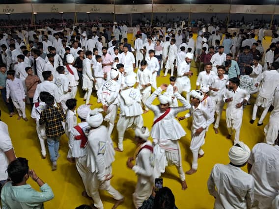 Navratri 2023: પોરબંદરમાં મહેર યુવાનોએ મણિયારો રાસ રમી સૌને કર્યા મંત્રમુગ્ધ, જુઓ ખાસ તસવીરો