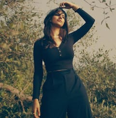 Meenakshi chaudhary: ఘాటు పెంచిన 'గుంటూరుకారం' బ్యూటీ