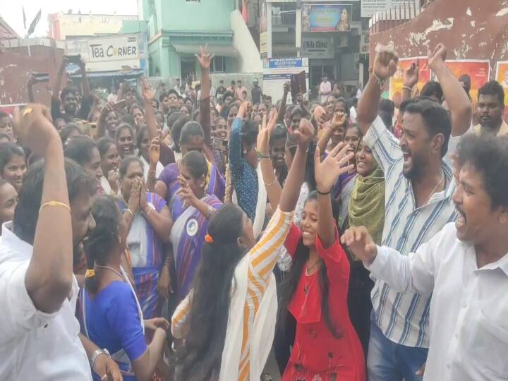 Vijay Fans Surprised Womens in Chengalpattu Arranged LEO Special Screening Only for Womens Vijay Makkal Iyakkam- TNN Vijay Makkal Iyakkam: செங்கல்பட்டில் பெண்களுக்கு இன்ப அதிர்ச்சி கொடுத்த விஜய் ரசிகர்கள்