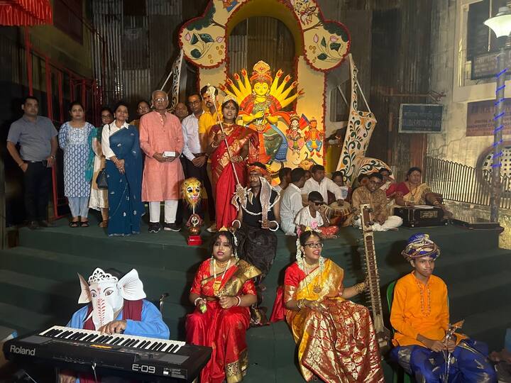 The event was graced by the presence of a lot of eminent personalities like: Sri. Sovandeb Chattopadhyay, Minister of Agriculture, Govt of WB; Sri. Sayan Deb Chatterjee, Joint Secretary of Hazra Park Durgotsab Committee; Sri. Tapan Pattanayak, CEO of Saini Group; CS (Dr.) Adv. Mamta Binani, Chief Patron of NIP NGO & President of MSME Development Forum WB; Sri. Jewel Chowdhury, President Rotary Club Calcutta Old City; Sri. Debajyoti Roy, Secretary of NIP NGO along with many other eminent personalities. (Image Source: PR Handout)