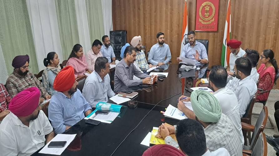 Sangrur Crackdown on those who burn stubble Officials have been instructed to conduct regular inspections in the villages Sangrur News: ਪਰਾਲੀ ਨੂੰ ਸਾੜਨ ਵਾਲਿਆਂ 'ਤੇ ਸ਼ਿਕੰਜਾ! ਅਧਿਕਾਰੀਆਂ ਨੂੰ ਪਿੰਡਾਂ ’ਚ ਨਿਯਮਤ ਜਾਇਜ਼ਾ ਲੈਣ ਦੀ ਹਦਾਇਤ