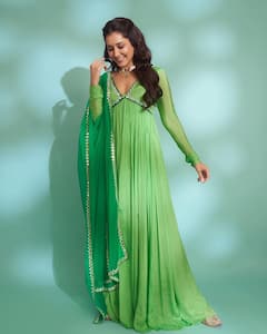 పచ్చని చిలుకలా మారిన రాశిఖన్నా