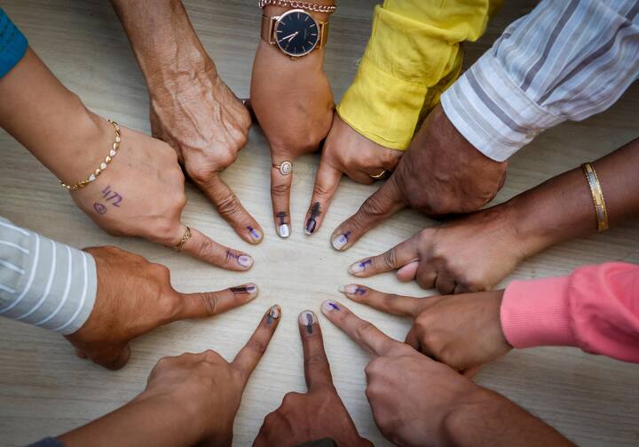 वोट डालने से पहले हाथ की उंगली पर एक स्याही लगाई जाती है, जिससे कोई दूसरी बार वोट नहीं डाल पाता है.