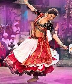 नवरात्रि में दिखना है सबसे खूबसूरत और ग्लैमरस तो ट्राई करें ये 7 ऐथनिक लुक्स, आप भी ठहर जाएंगी लोगों की नज़रें