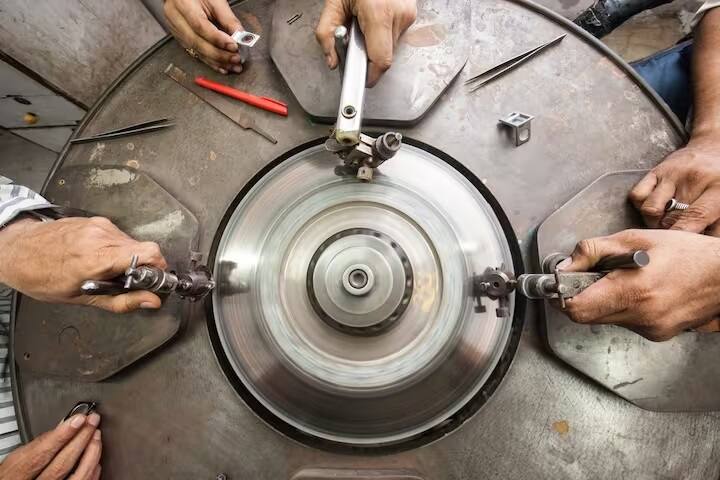 Severe recession in diamond industry, 302 suicides of ratnkalakar   in 4 months, 30% reduction in salar Surat :હીરા ઉદ્યોગમાં ભયંકર મંદી, 4 મહિનામાં 30 રત્નાકલાકારોના આપઘાત,30% પગારમાં થયો ઘટાડો