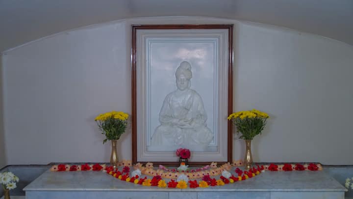 ১৯০১ সালে  স্বামী বিবেকানন্দ বেলুড় মঠে দুর্গাপুজো শুরু করেছিলেন। সেই বছর থেকেই এই পুজোয় নিষ্ঠাভরে মানা হয় কিছু বিধি। ছবিসূত্র- রামকৃষ্ণ মঠ এবং রামকৃষ্ণ মিশন, বেলুড় মঠ/ ফেসবুক