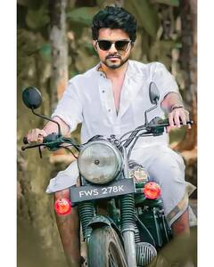 Leo: करोड़ों का बंगला..लग्जरी गाड़ियां, रियल में भी किंग वाली लाइफ जीते हैं ‘लियो’ स्टार थलापति विजय, नेटवर्थ उड़ा देगी होश