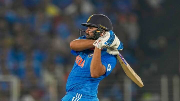 চলতি বিশ্বকাপে দুরন্ত ছন্দে রয়েছেন টিম ইন্ডিয়ার অধিনায়ক। প্রথম ম্যাচে অস্ট্রেলিয়ার বিরুদ্ধে ব্যর্থ হয়েছিলেন বটে। তবে বিগত দুই ম্যাচে আফগানিস্তান ও পাকিস্তানের বিরুদ্ধে যথাক্রমে ১৩১ ও ৮৬ রানের ইনিংস খেলেছিলেন তিনি।