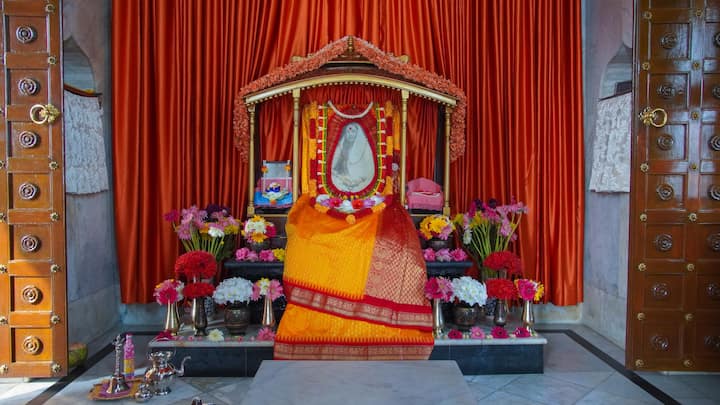 তিনি মা, জগজ্জননী তিনি। অষ্টমীর দিন নিজের হাতে, ১০৮টি পদ্মফুল দিয়ে সারদা দেবীকে ‘জ্যান্ত দুর্গা’ রূপে পুজো করেছিলেন স্বামী বিবেকানন্দ। দেবী বোধনের আগে মা-ও সেজেছেন ফুলের সাজে। ছবিসূত্র- রামকৃষ্ণ মঠ এবং রামকৃষ্ণ মিশন, বেলুড় মঠ/ ফেসবুক