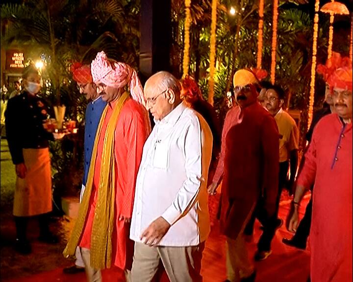 આ અવસરે મુખ્ય સચિવ રાજકુમાર, રાજયના પોલીસ વડા વિકાસ સહાય, અમદાવાદ પોલીસ કમિશનર જી.એસ.મલિક, આઇપીએસ અધિકારીઓ, ઉચ્ચ પોલીસ અધિકારીઓ સહિત આઇપીએસ વાઈવ્સ એસોસિએશનના હોદ્દેદારો ઉપસ્થિત રહ્યા હતા.