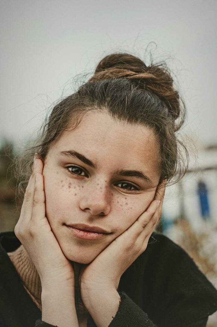 २ चमचे बेसनमध्ये चिमूटभर हळद, लिंबाचा रस, दूध घालून तयार मिश्रण चेहऱ्याला लावून काही वेळाने चेहरा थंड पाण्याने धुवा.(image credit: unsplash )