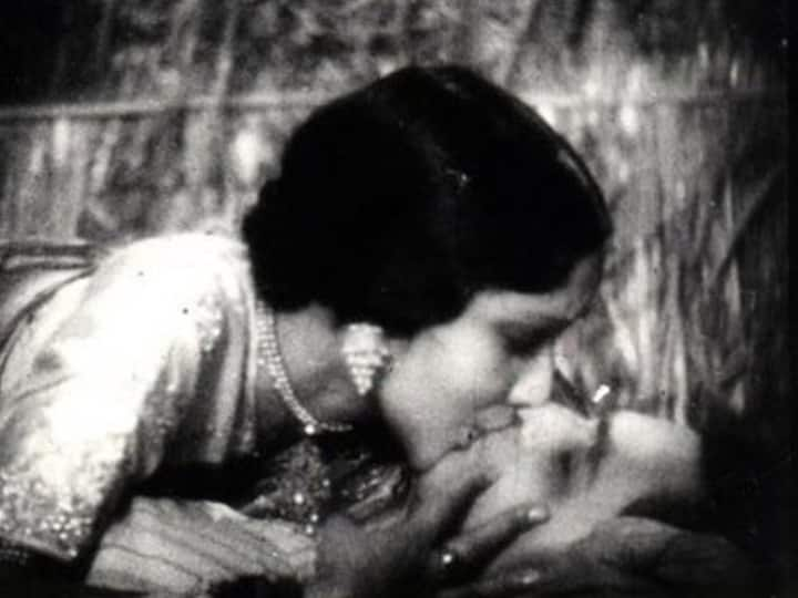 First liplock hindi film Karma shot by Devika Rani Himanshu roy 4 minute long kissing scene | First Liplock Movie: पहली बार इस हिंदी फिल्म में हुआ था लिपलॉक! इतने मिनट तक