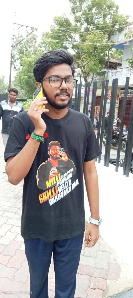 நா ரெடிதான் பாடலில் இடம்பெறும், “மில்லி உள்ள போனா போதும்…கில்லி வெளிய வருவான்டா…” என்ற பாடல் வரிகளை கொண்ட டி ஷர்ட் ஒன்றை அணிந்து தூத்துக்குடி ரசிகர் ஒருவர் படம் பார்க்க வந்துள்ளார்.
