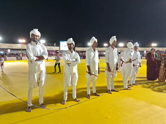 Navratri 2023: પોરબંદરમાં મહેર યુવાનોએ મણિયારો રાસ રમી સૌને કર્યા મંત્રમુગ્ધ, જુઓ ખાસ તસવીરો