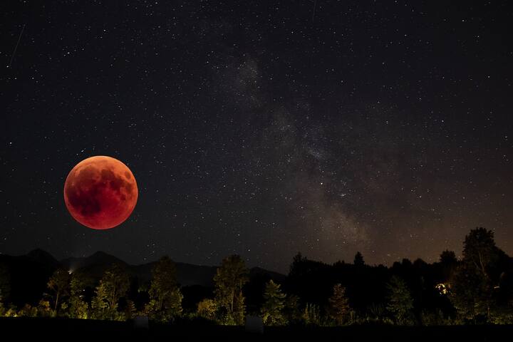 2023 सालातील शेवटचे चंद्रग्रहण (Lunar Eclipse) लवकरच होणार आहे. ते या वर्षातील शेवटचे चंद्रग्रहण असेल.(Photo Credit :Pixabay)